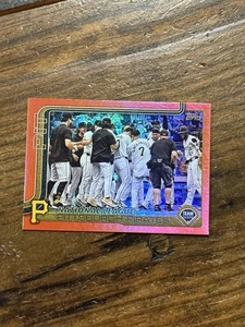2025 Topps Series 2 Pittsburgh Pirates Orange Foil Skenes Team • #677 • 7/25 - Foto 1 di 6