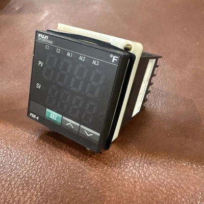 Controlador de temperatura Fuji PXR4RAY1-4V0A1 Foto 1 de 4