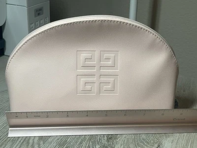 GIVENCHY PERFUMES BOLSA DE VIAJE MAQUILLAJE EN FORMA DE CONCHA 9” ROSA Foto 1 de 4