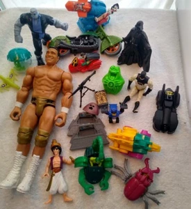 Lote De Surtido De Juguetes Misc Figuras Batman Tortugas Ninja Darth Vader Aladdin McD's - Imagen 1 de 9