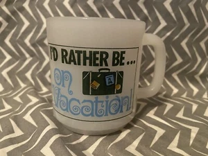 I'D LIEBER BE ON VACATION Becher VINTAGE Milchglas weiß GLASBAKE Vintage - Bild 1 von 8