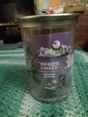 Yankee Candle Halloween Signature Tarro Vela 20 OZ 2 Mechas Haunted Hayride NUEVO Foto 1 de 4