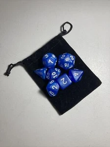 Neu 7 Stück polyedrisch blau mit weißen Zahlen Würfel Set & Tasche - Bild 1 von 1
