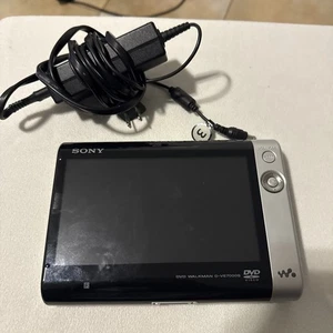 Sony Walkman D-VE7000S Lettore DVD/CD portatile widescreen 7" - Testato - Foto 1 di 6