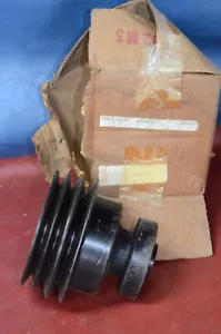 NOS Massey Ferguson 1100 1130 1105 1135 Wasserpumpe Dreifach Keilriemenscheibe 31154742 - Bild 1 von 12