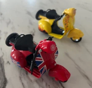 Two Pull-back Classical Moto Vespa Scooters England and China Editions Die Cast - Picture 1 of 6