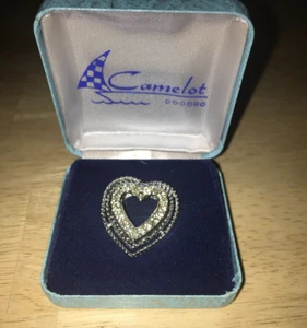 Broche Vintage Camelot Estrás sobre Tono Plateado Corazón Caja Original COMO NUEVO - Imagen 1 de 13