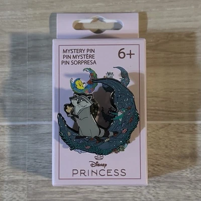 Broche esmaltado cego Loungefly Disney Sidekick Moon (Meeko) Pocahontas - Imagem 1 de 2