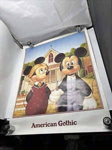 Poster vintage 1986 Topolino Minnie gotico americano Walt Disney 28x22 nuovo - Foto 1 di 7