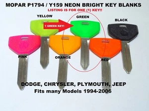 UNA (1) Llave en blanco con logotipo verde brillante Y157 ALGÚN MOPAR 1994-06 Dodge Plymouth Jeep - Imagen 1 de 8