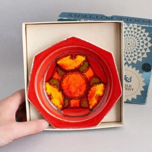 Vintage POOLE POTTERY Red DELPHIS Heptagonal DISH (42) with OVP Signed - Bild 1 von 4