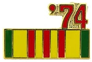 1974 VIETNAM SERVICE RIBBON LAPEL/HAT PIN PLUS BONUS DECAL/STICKER COMBO PACK - Picture 1 of 2