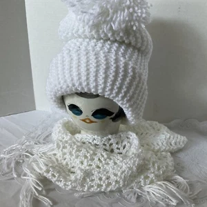Hecho a mano para mujer estilo tobogán de ganchillo con sombrero de pompón y bufanda con flecos blanco N - Imagen 1 de 11