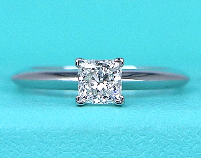 Anillo de compromiso cuadrado de diamantes princesa I VS1 $5850 Tiffany & Co platino 0,68 quilates Foto 1 de 4