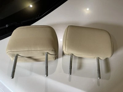 Reposacabezas traseros dorados Toyota Avalon 2013-2018 Foto 1 de 2