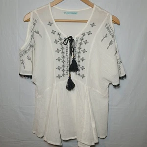 Maurices Size Medium Ivory And Gray Gauze Cold Shoulder Top NWOT! - Picture 1 of 10