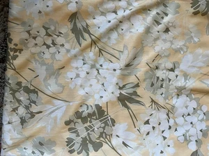 Tela/material antiguo 1,75 yardas x 66" ¿Flores sobre satén amarillo? - Imagen 1 de 3