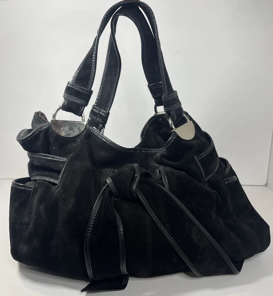 Bolso de hombro Kooba para mujer de gamuza con corbata frontal tono plateado cierre de botones negro Foto 1 de 4