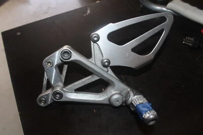 Honda CBR600F4i 2001 OEM JUEGO TRASERO IZQUIERDO ESTRIBA CONDUCTOR REPOSAPIÉS TOPE Foto 1 de 4