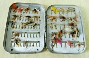 MADE IN ENGLAND #100 ALUMINIUM FLIEGENBOX MIT VIELEN VERSCHIEDENEN VINTAGE HANDGEBUNDENEN FLIEGEN - Bild 1 von 10