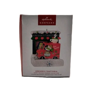 Hallmark Andenken Gregors Trattoria Geschichtenerzähler Ornament Licht Sound QGO2527 - Bild 1 von 5