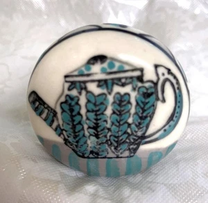 Perilla de gabinete tirador de cajón vintage diseño tetera aguamarina blanco y negro 1,34" x 1,5" L - Imagen 1 de 5