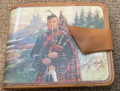 Винтажный 1966 пластиковый бумажник бумажник бумажник монета Snap Шотландии сувенир Highlands  - Изображение 1 из 4