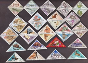100 ALL DIFFERENT TRIANGLES: TRIANGLE SHAPED STAMPS - Picture 1 of 4