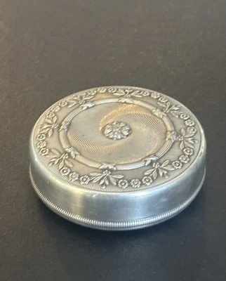 Ancien Poudrier  Boîte en métal argenté ciselé – Style Art Nouveau – 6,5 cm - Photo 1/4