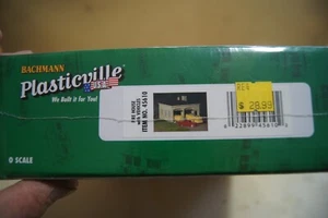 Bachmann PLASTICVILLE USA FIRE HOUSE #45610 con veicoli e figure scala O nuovo con scatola - Foto 1 di 2