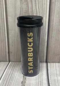 Vaso de viaje de plástico aislado Starbucks 2015 16 fl oz negro con letras doradas - Imagen 1 de 4