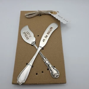 Juego de 2 CUCHILLOS ESPARCIDOR DE MERMELADA DE MANTEQUILLA Mud Pie GRABADO Let's Spread BUTTER ME UP - Imagen 1 de 1