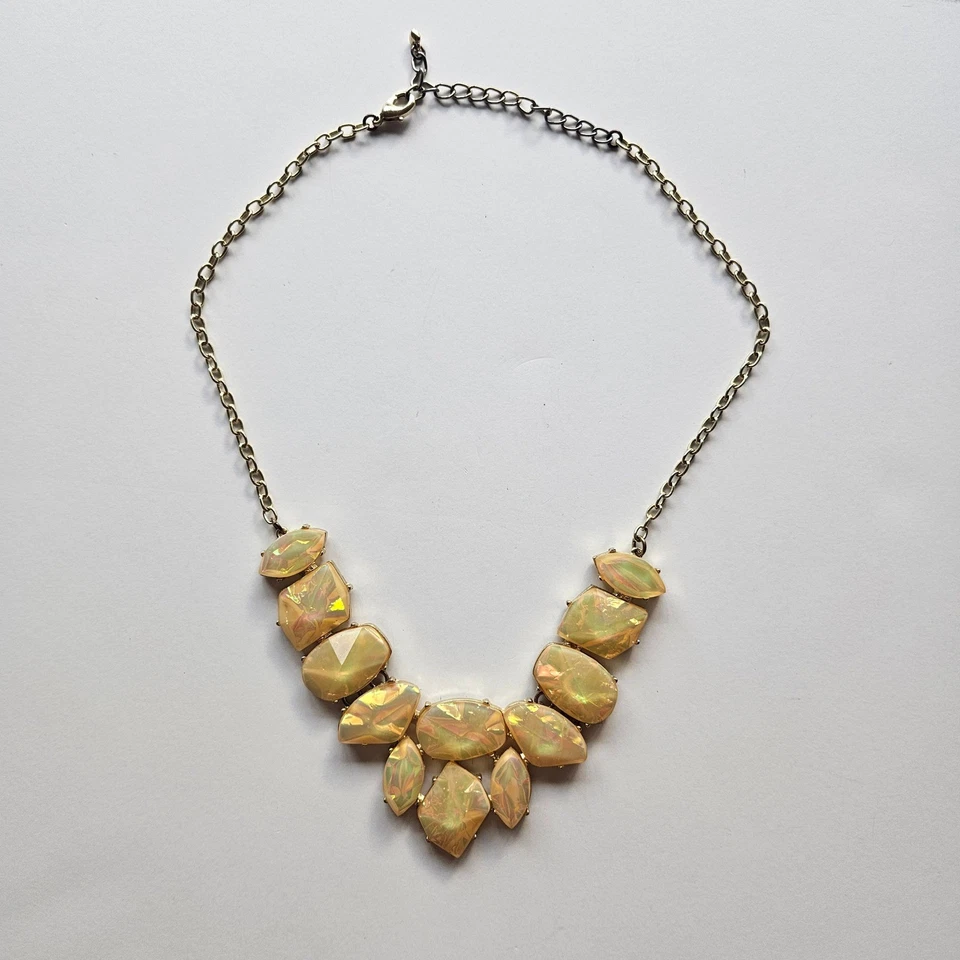 Collar babero llamativo piedras preciosas facetadas iridiscentes cadena tono dorado Foto 1 de 1