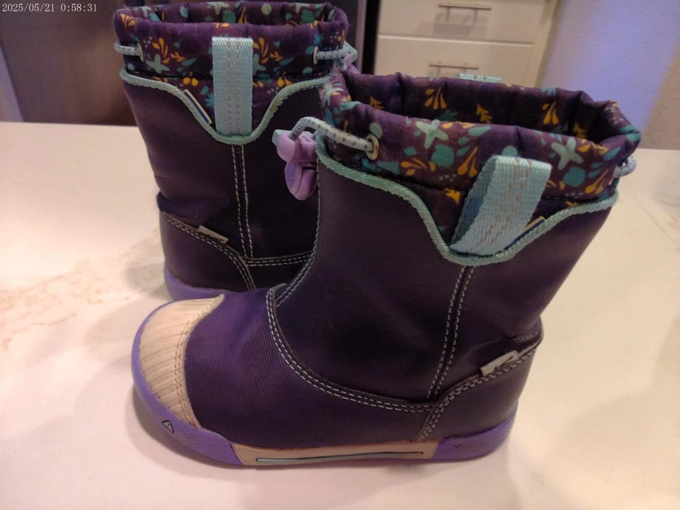 Botas impermeables Keen Encanto azul marino para niña talla 9 ¡casi perfectas lindas! Foto 1 de 4