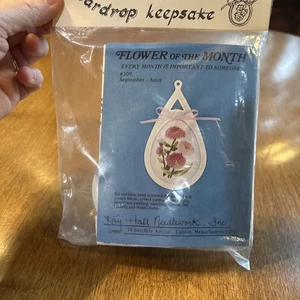 KIT DE ADORNOS NAVIDEÑOS 1981 VINTAGE KAY HALL AGUJAPOINT "SEPTIEMBRE ASTER" ~NUEVO~ - Imagen 1 de 3