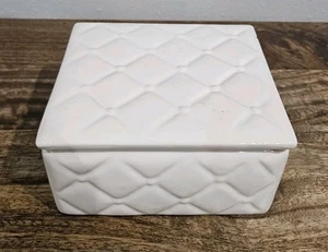 Portagioie in polvere ceramica bianca latte bianco coperchio quadrato trapuntato look - Foto 1 di 12