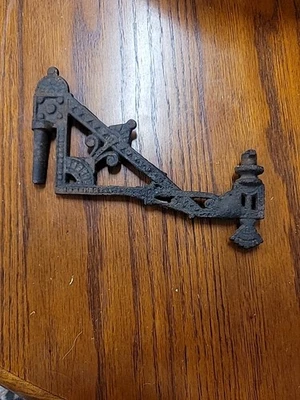 Antiguo brazo de lámpara de hierro fundido de rescate de aceite/queroseno solamente, sin montaje en pared ni soportes Foto 1 de 4