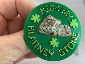 St. Patricks Kiss My Blarney Stein AGC INC Vintage Harz Brosche Anstecknadel V-9628 - Bild 1 von 3