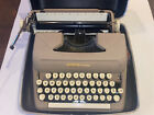 Machine à écrire manuelle personnalisée années 1960 ! Ruban, film de correction et étui original !
