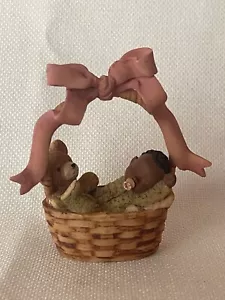 Bebé y oso en cesta de Martha Holcombe Enesco 1992 vintage - Imagen 1 de 6