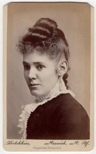 PRETTY YOUNG WOMAN : FANCY HAIR : NORWICH, NEW YORK ; CARTE de VISITE - Picture 1 of 2