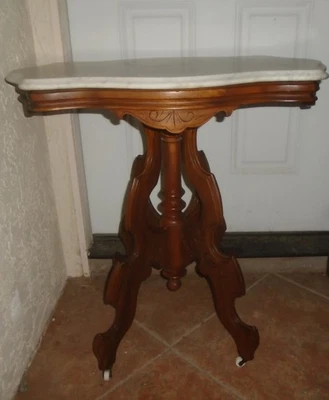 Antigua tapa victoriana Eastlake grande de mármol blanco Carrara con caoba tallada Foto 1 de 4