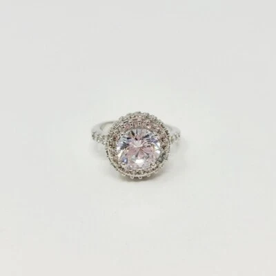 Anillo de compromiso de cóctel redondo tono plata 2,00 quilates con halo de circonitas cúbicas talla 8 Foto 1 de 4