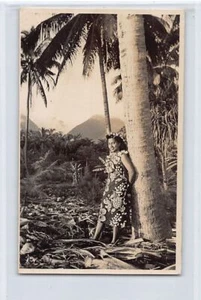 POLYNÉSIE - Femme tahitienne adossée à un cocotier - CARTE PHOTO - Ed. inconnu - Picture 1 of 2