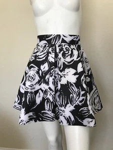 Falda Patinadora Acampanada Floral Blanca Y Negra Aqua Bloomingdales Talla M - Imagen 1 de 12