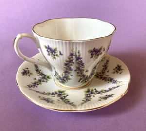 Juego de taza de té y platillo de porcelana de hueso inglés vintage Royal Albert - GRISA - - Imagen 1 de 9
