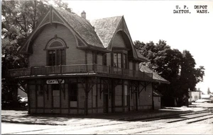 U.P. Bahnhof Depot Dayton, WA Washington Postkarte RR Gleise - Bild 1 von 2