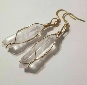 Pendientes artesanales envueltos en alambre enchapados en oro con punta de cristal de cuarzo roca - Imagen 1 de 2