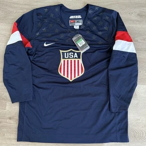 NEU MIT ETIKETT NIKE USA VEREINIGTE STAATEN NATIONALMANNSCHAFT ICE OLYMPIC 2014 HOCKEY TRIKOT XL SELTEN - Bild 1 von 14