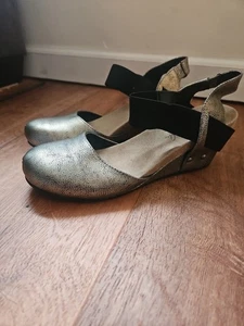 Vintage 7 Eight Women's Size 7.5 Bronze And Black Closed Toe Sandals - Picture 1 of 5